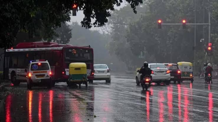 दिल्ली-एनसीआर में हल्की बारिश, आंधी-तूफान; तापमान में भी गिरावट